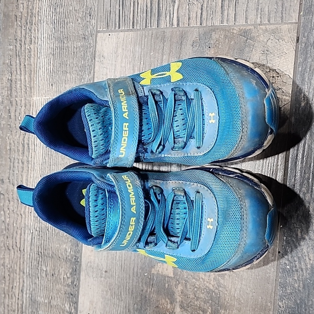 Boy’s under armor sneakers